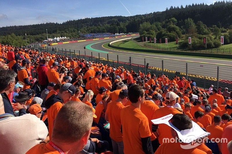 Fans holandeses en la grada Orange Experience