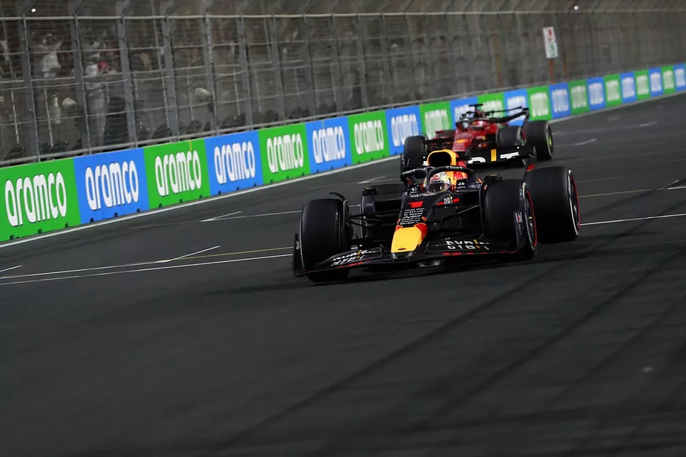 Max Verstappen, Red Bull Racing RB18, 1ª posición, se lleva la victoria por delante de Charles Leclerc, Ferrari F1-75, 2ª posición