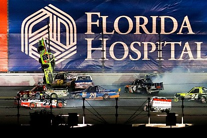 Gran accidente en el final de las Trucks en Daytona
