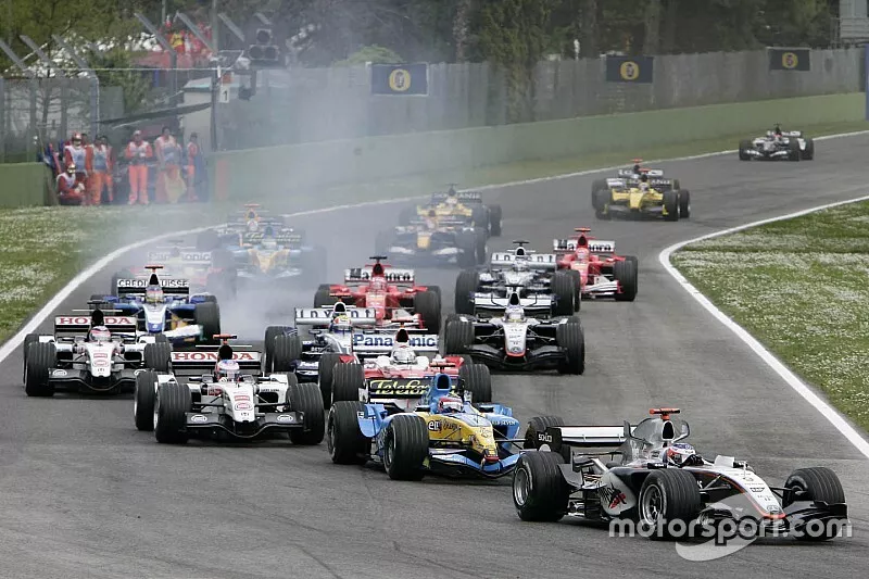 D&eacute;part : Kimi Raikkonen m&egrave;ne devant Fernando Alonso