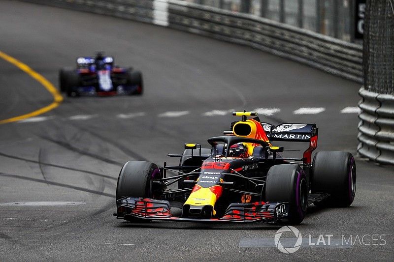 Max Verstappen, Red Bull Racing RB14, leads Brendon Hartley, Toro Rosso STR13