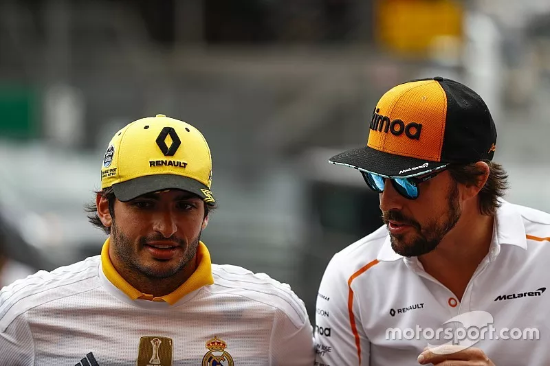 Carlos Sainz Jr., Renault Sport F1 Team, and Fernando Alonso, McLaren