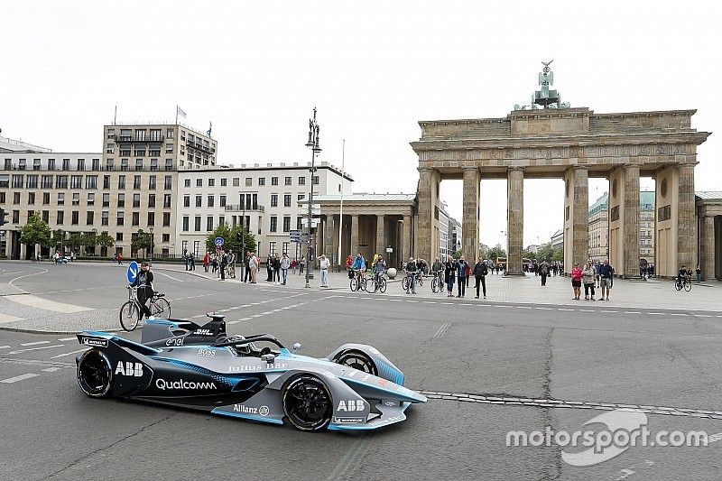 El campe&oacute;n mundial de F&oacute;rmula 1, Nico Rosberg, conduce el F&oacute;rmula E Gen2 por las calles de Berl&iacute;n