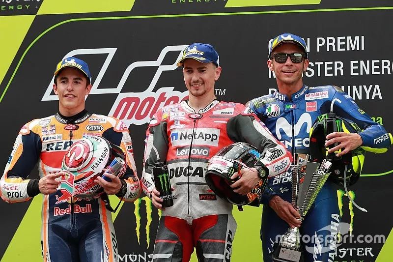 Podio. el segundo clasificado Marc Marquez, Repsol Honda Team, el ganador de la carrera Jorge Lorenzo, Ducati Team, y el tercero Valentino Rossi, Yamaha Factory Racing