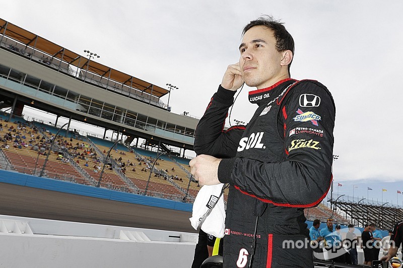 Assisté par un appareil, Wickens a fait ses premiers pas