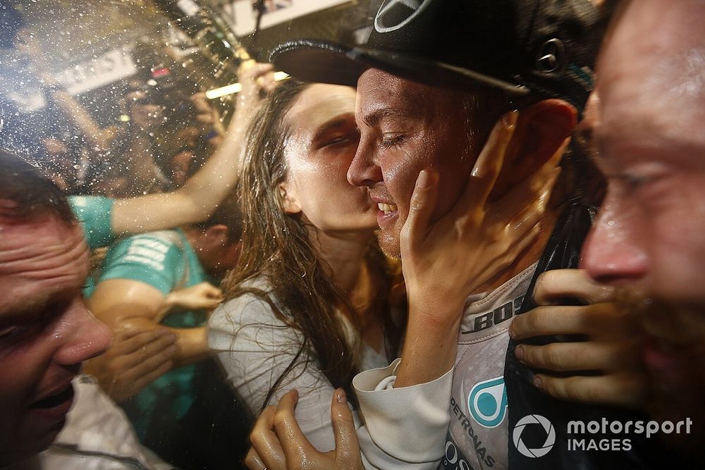 Nico Rosberg, de Mercedes AMG F1 celebra su campeonato del mundo con esposa Vivian Rosberg y el equi