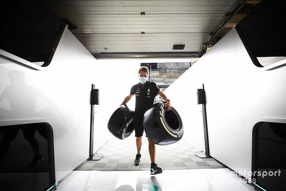 Un m&eacute;canicien Mercedes et des pneus Pirelli 