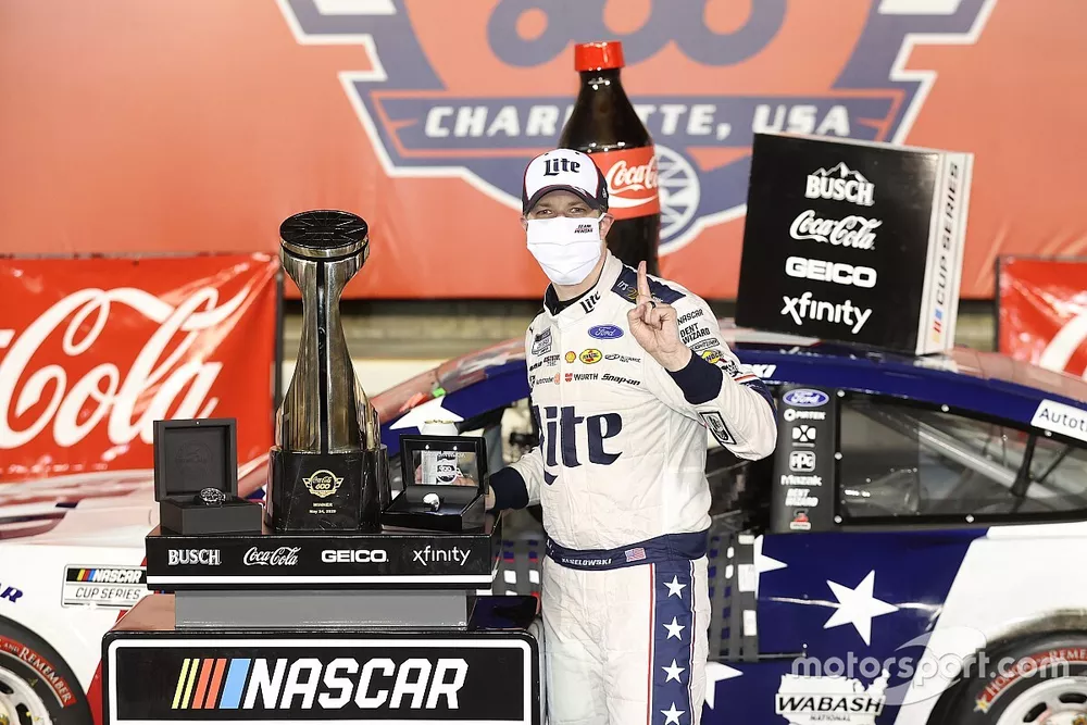 Race winner Brad Keselowski, Team Penske, Ford Mustang  
