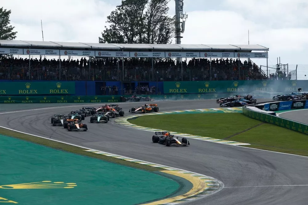 Max Verstappen, Red Bull Racing RB19, Lando Norris, McLaren MCL60, Lewis Hamilton, Mercedes F1 W14, Fernando Alonso, Aston Martin AMR23, Lance Stroll, Aston Martin AMR23, el resto de la parrilla en la salida mientras Kevin Magnussen, Haas VF-23, Alex Albon, Williams FW45, chocan en el fondo.