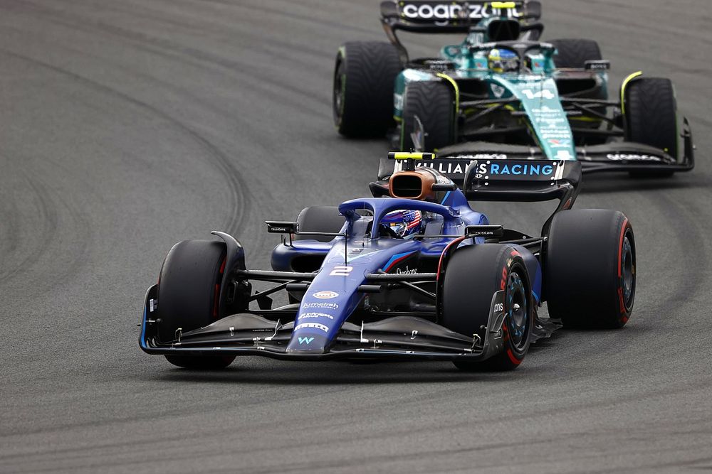 Logan Sargeant, Williams FW45, Fernando Alonso, Aston Martin AMR23