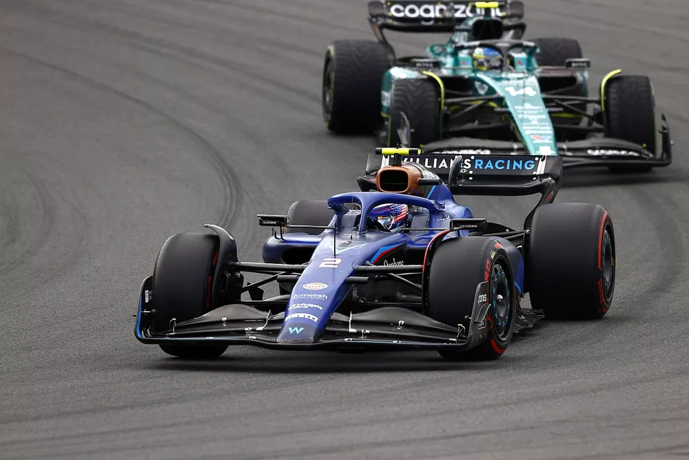 Logan Sargeant, Williams FW45, Fernando Alonso, Aston Martin AMR23