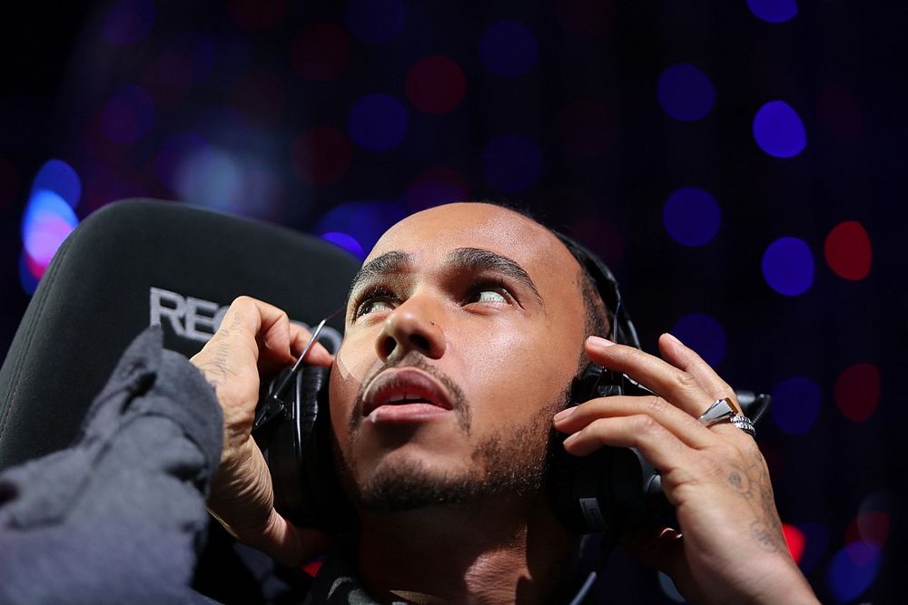 Formula 1 Driver, Lewis Hamilton se adelanta a la carrera Pro-Am