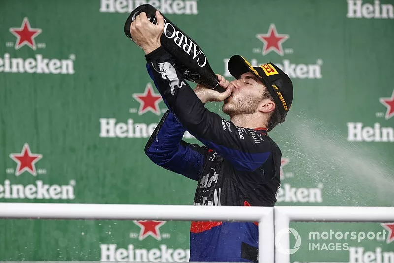 Pierre Gasly, Toro Rosso, 2nd position, drinks Champagne on the podium