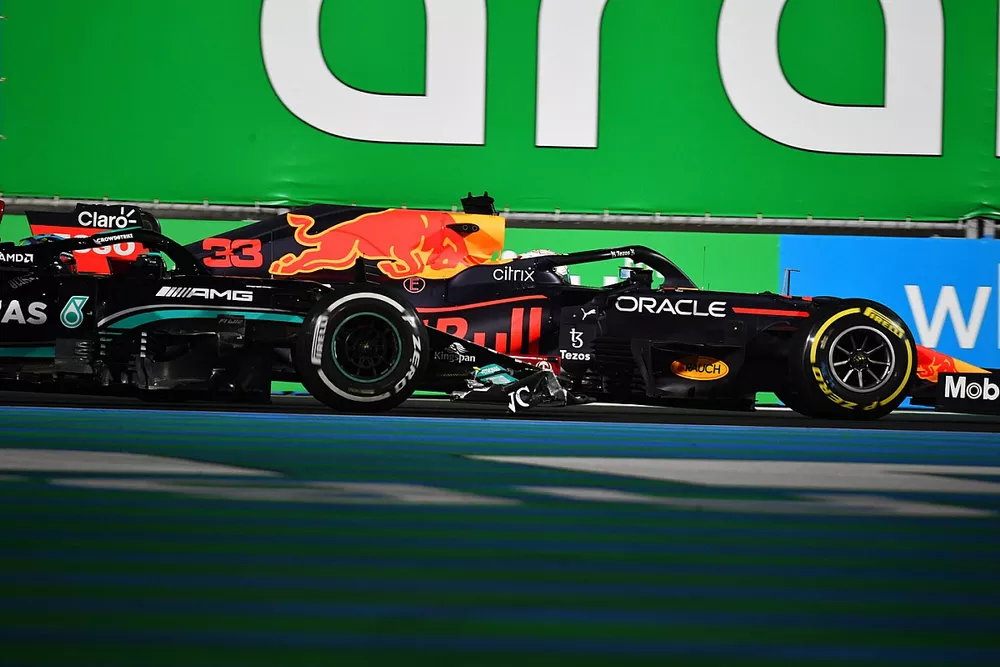 Max Verstappen, Red Bull Racing RB16B, et Lewis Hamilton, Mercedes W12, entrent en contact alors qu'il se battent pour la tête