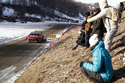 Sebastien Ogier se mantiene adelante, Loeb en tercero