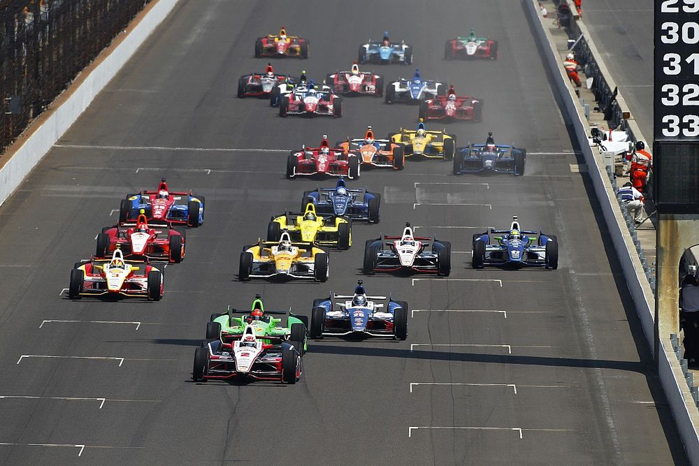 Ryan Briscoe leads James Hinchcliffe, Marco Andretti and the rest of the field at the start