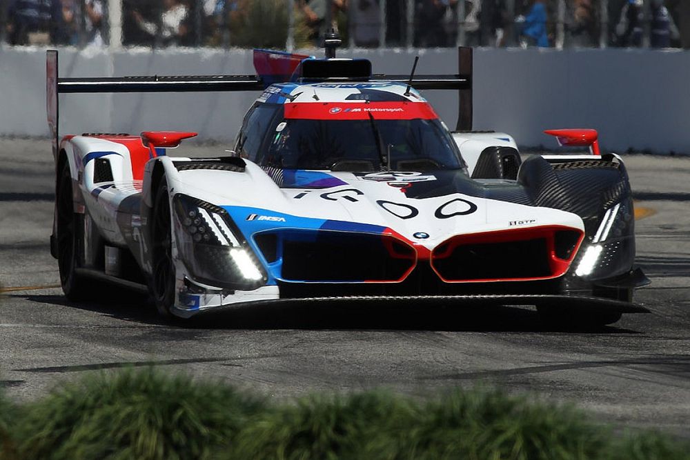 #25: BMW M Team RLL, BMW M Hybrid V8, GTP: Connor De Phillippi, Nick Yelloly