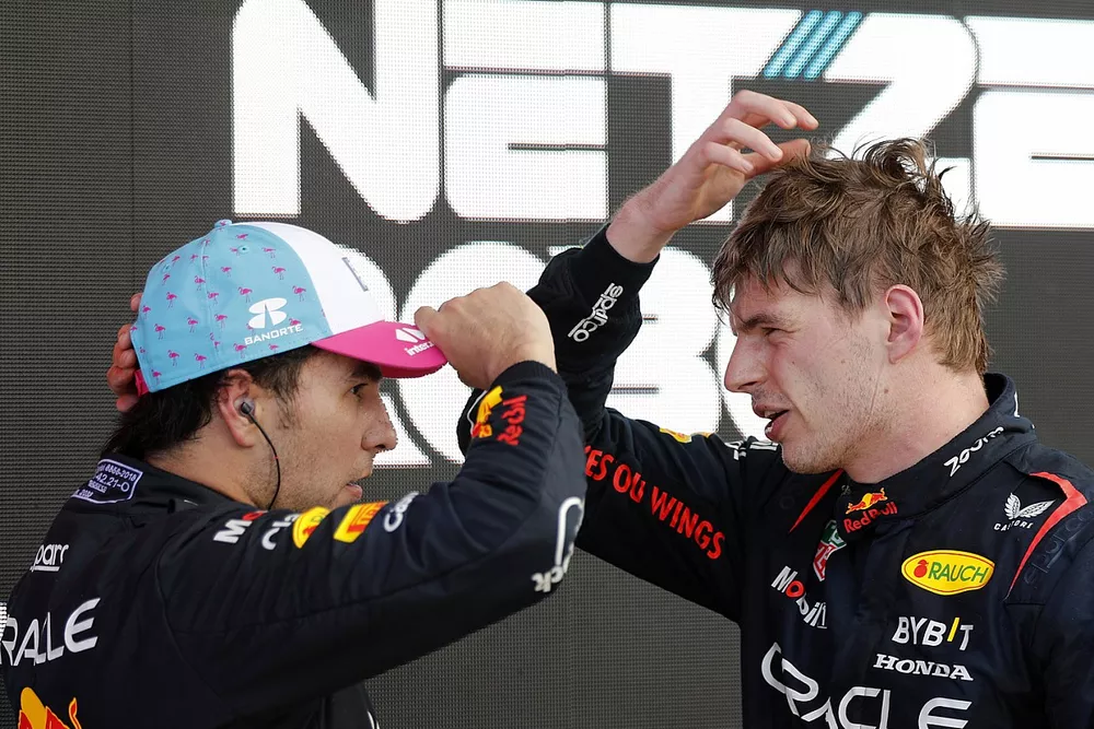 Sergio P&eacute;rez, Red Bull Racing, 2&ordf; posici&oacute;n, Max Verstappen, Red Bull Racing, 1&ordf; posici&oacute;n, charla en Parc Ferme
