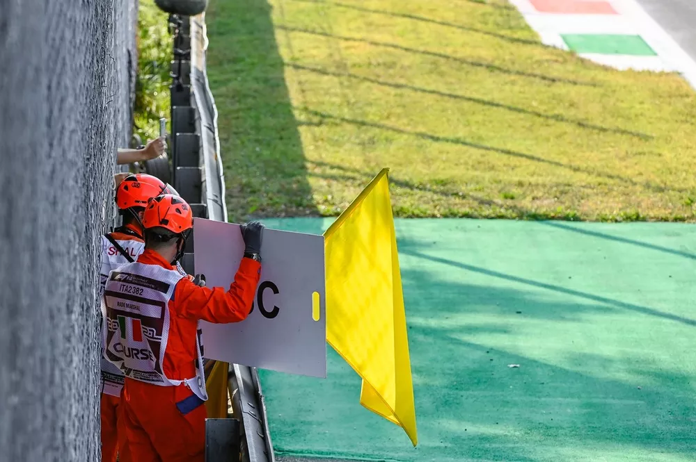 Bandera amarilla y el tablero del Safety Car
