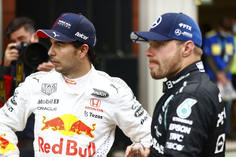 Sergio Pérez, Red Bull Racing, 3ª posición, y Valtteri Bottas, Mercedes, 1ª posición
