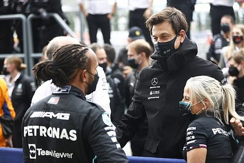 Mercedes revela como acabó convenciendo a Hamilton