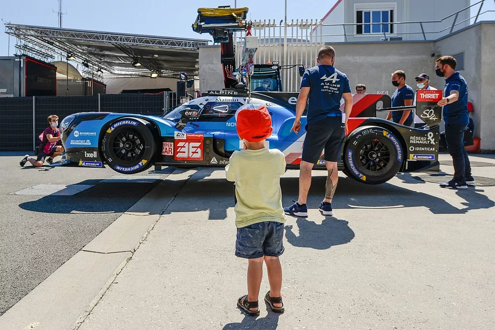 #36 Alpine Elf Matmut Alpine A480 - Gibson Hypercar, Andr? Negr?o, Nicolas Lapierre, Matthieu Vaxiviere, with a fan kid