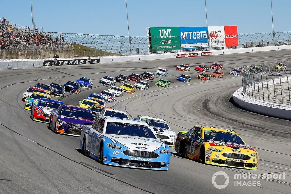 Ryan Blaney, Team Penske, Ford Fusion Accella/Carlisle and Clint Bowyer, Stewart-Haas Racing, Ford Fusion Rush Truck Centers/Mobil Delvac 1 green flag start