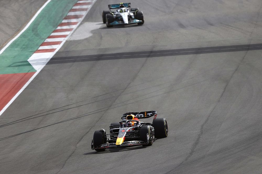 Max Verstappen, Red Bull Racing RB18, lidera a Sir Lewis Hamilton, Mercedes W13