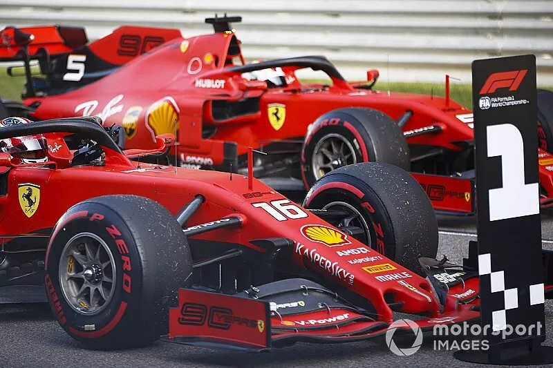 Polesitter Charles Leclerc, Ferrari SF90, derde Sebastian Vettel, Ferrari SF90
