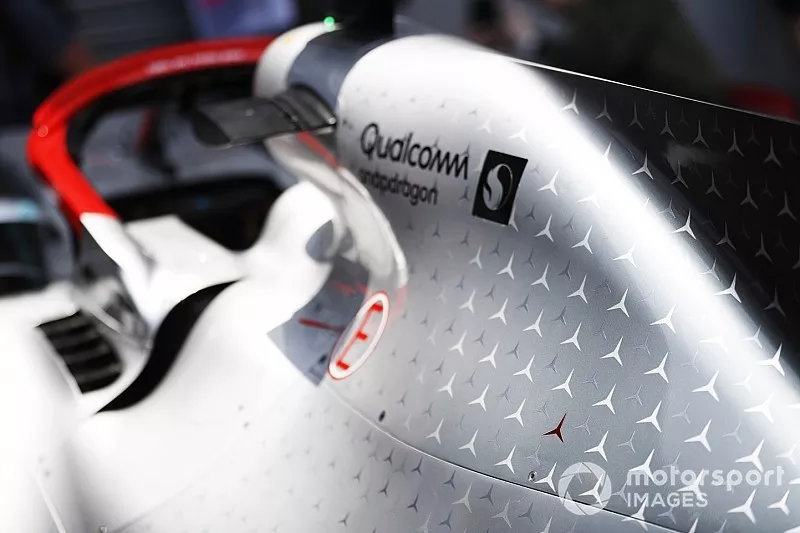 Estrella roja de 3 puntas en la carrocer&iacute;a del Mercedes AMG F1 W10 en honor a Niki Lauda