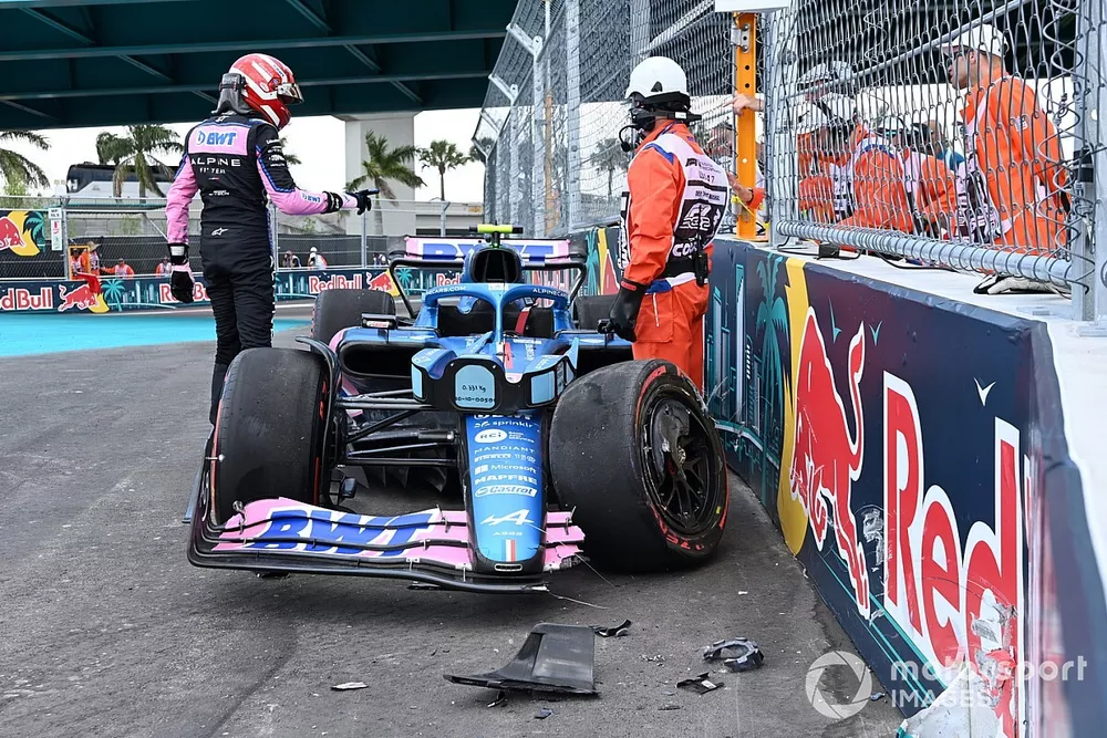 Les commissaires assistent Esteban Ocon, Alpine A522, apr&egrave;s son crash