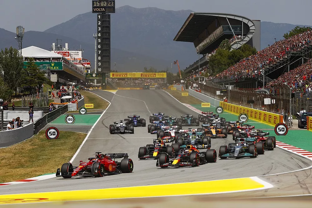 Charles Leclerc, Ferrari F1-75, Max Verstappen, Red Bull Racing RB18, George Russell, Mercedes W13, Sergio P&eacute;rez, Red Bull Racing RB18, Carlos Sainz, Ferrari F1-75, Lewis Hamilton, Mercedes W13, el resto en la salida 