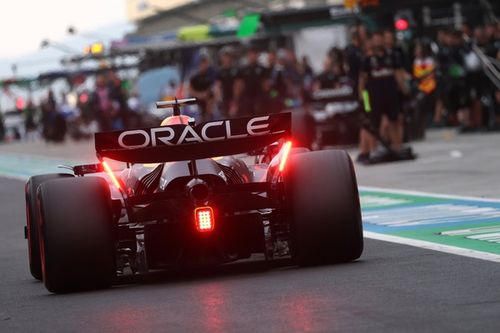 レッドブルRB21は根本的に何かがおかしい……フェルスタッペンは今季3勝目の可能性を悲観。チームも空回りの現状を認める