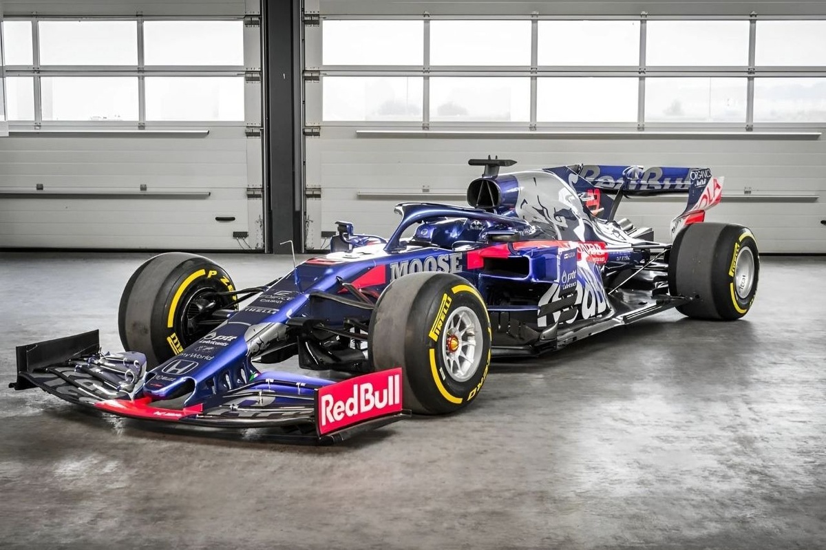 2019 Toro Rosso STR14 rolling chassis goes under the hammer at £400,000