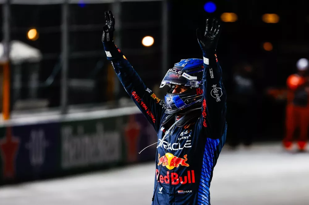 Le champion du monde Max Verstappen, Red Bull Racing, dans le parc fermé