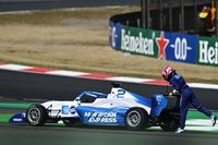 Piloto de F1 Academy llevada al hospital tras accidente en Singapur