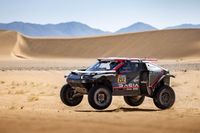 Cristina Guti&eacute;rrez se sacrifica por Loeb con un copiloto al estilo "MacGyver"