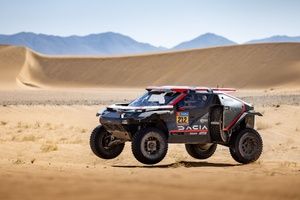 Cristina Guti&eacute;rrez se sacrifica por Loeb con un copiloto al estilo "MacGyver"