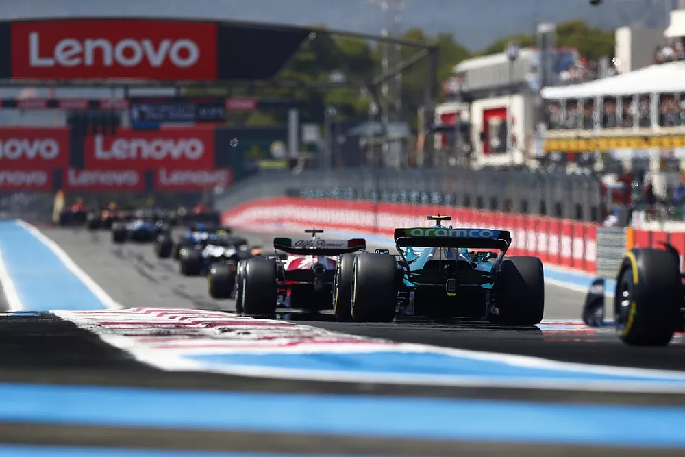 Valtteri Bottas, Alfa Romeo C42, Sebastian Vettel, Aston Martin AMR22, a la parrilla de salida