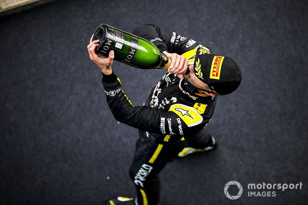 Podio: tercer lugar Daniel Ricciardo, Renault F1 celebra