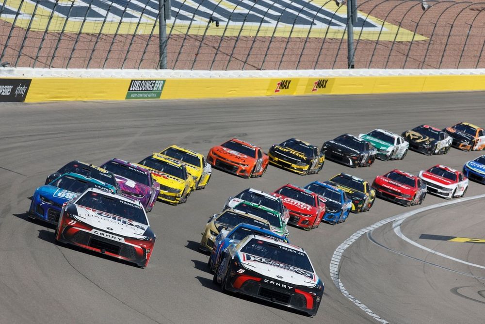Martin Truex Jr, Joe Gibbs Racing, Reser's Fine Foods Toyota Camry, Denny Hamlin, Joe Gibbs Racing, Sport Clips Haircuts Toyota Camry