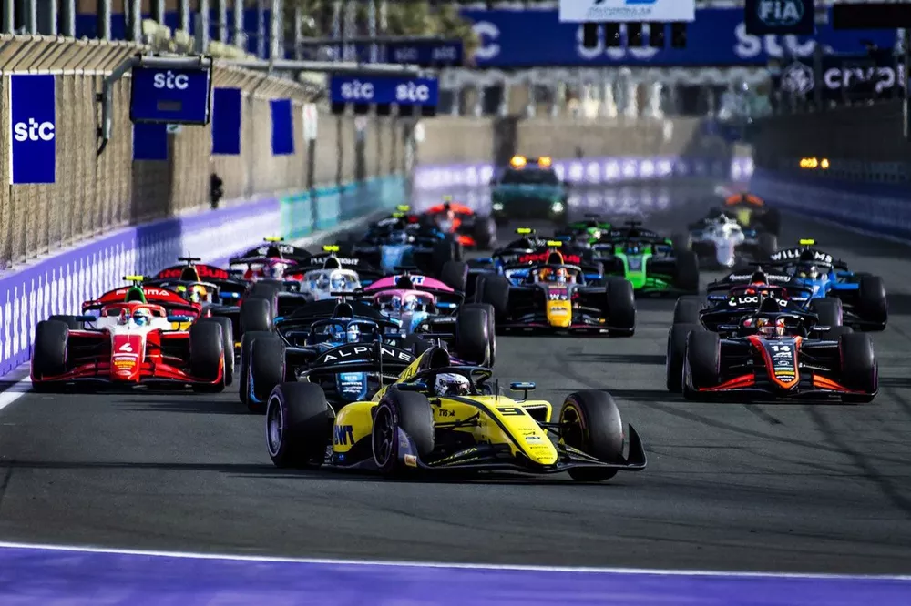 Kush Maini, Invicta Racing, en tête au départ