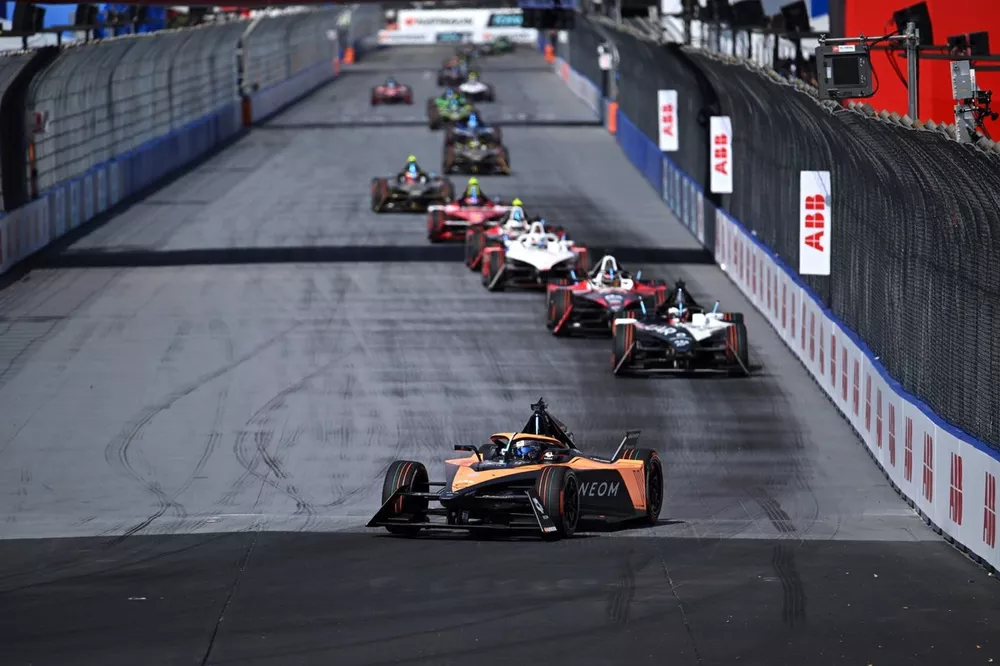 Sam Bird, NEOM McLaren Formula E Team, e-4ORCE 04, Mitch Evans, Jaguar Racing, Jaguar I-TYPE 6, Pascal Wehrlein, Porsche, Porsche 99X Electric Gen3