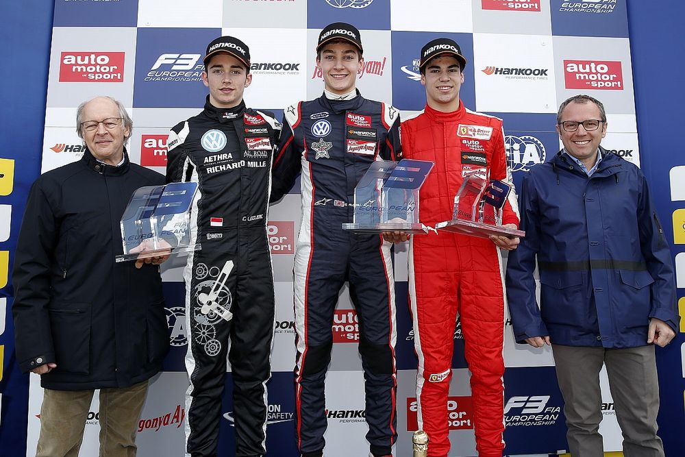 Graham Stoker y Stefano Domenicali, en un podio formado por Charles Leclerc, George Russell y Lance Stroll