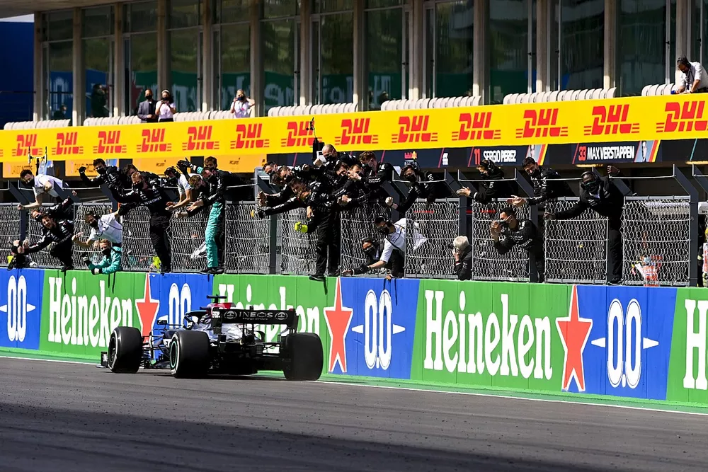 Ganador Lewis Hamilton, Mercedes W12, cruza la meta