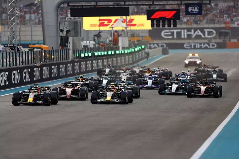 Max Verstappen, Red Bull Racing RB18, Sergio Perez, Red Bull Racing RB18, Charles Leclerc, Ferrari F1-75, Lewis Hamilton, Mercedes W13, George Russell, Mercedes W13, Carlos Sainz, Ferrari F1-75, the rest of the field at the start