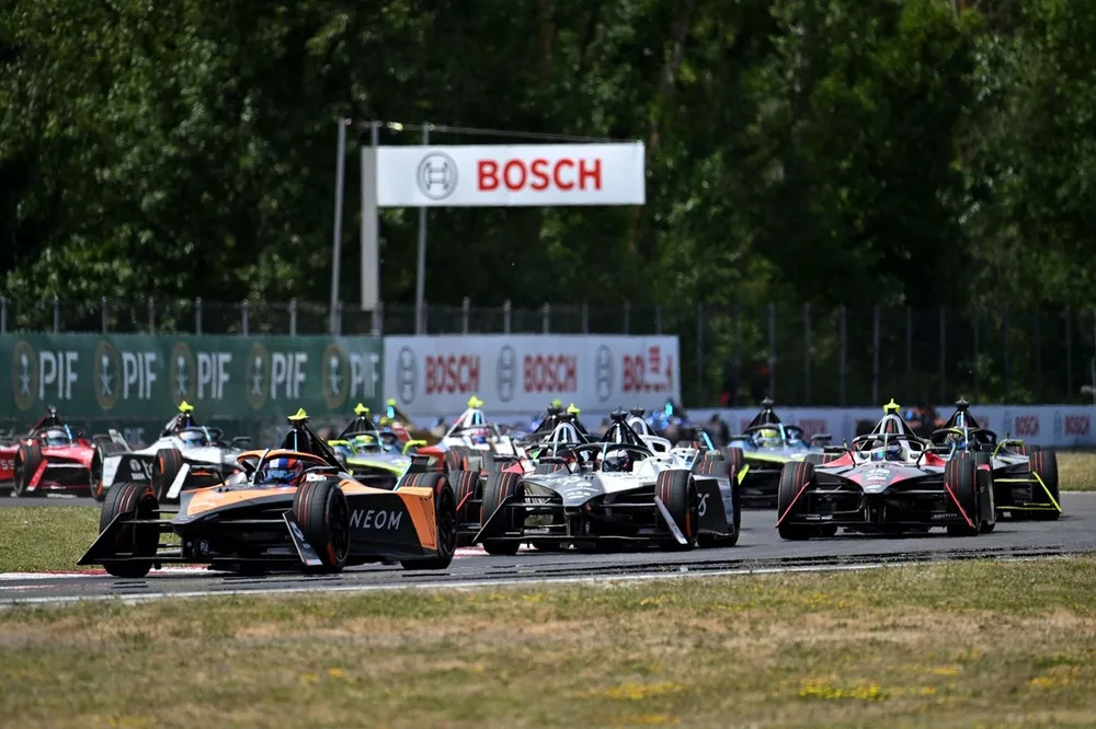 Jake Hughes, McLaren, e-4ORCE 04