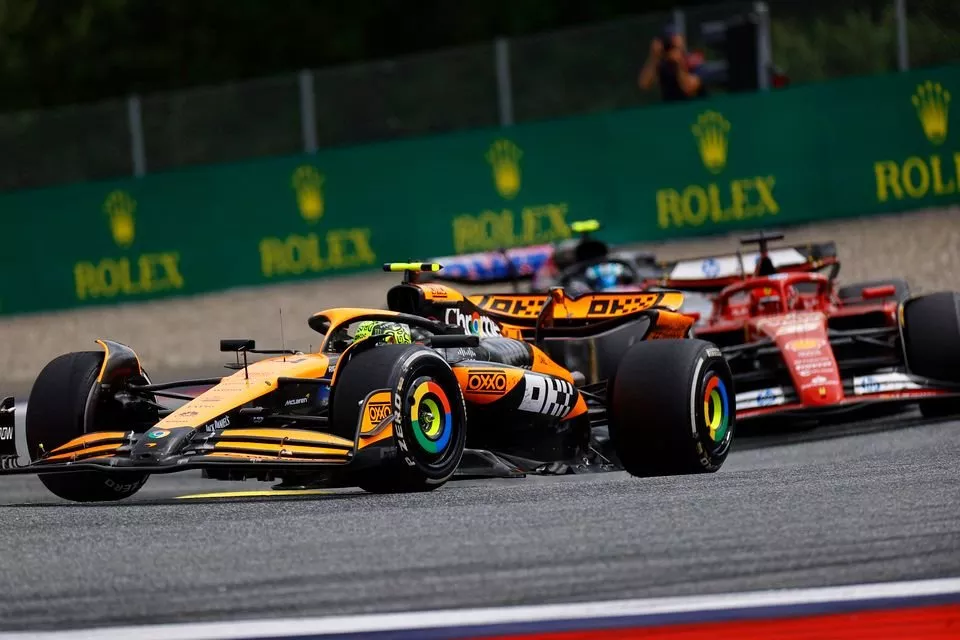 Lando Norris, McLaren MCL38, Charles Leclerc, Ferrari SF-24