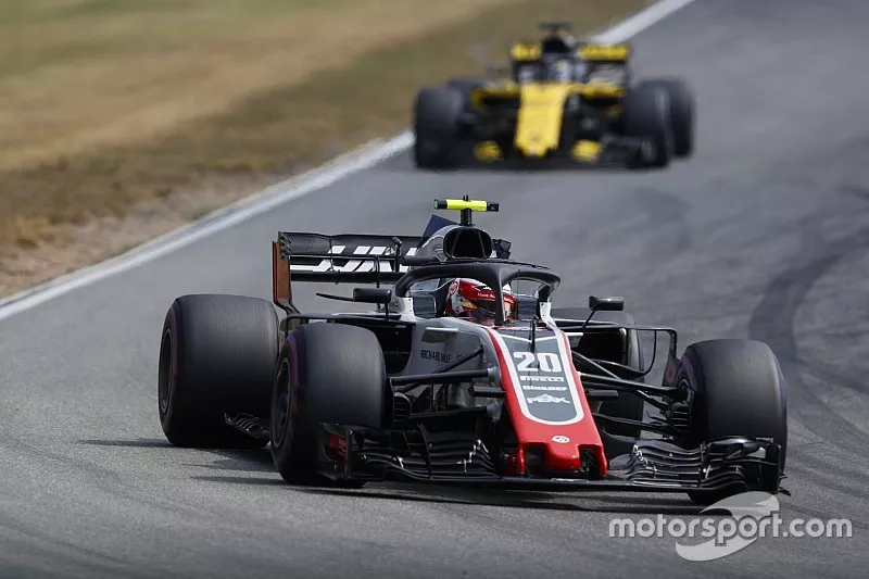 Kevin Magnussen, Haas F1 Team VF-18, leads Nico Hulkenberg, Renault Sport F1 Team R.S. 18