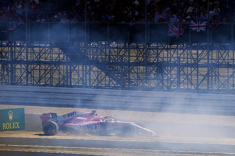 Sergio Perez, Force India VJM11, crashes into a advertising board at the start